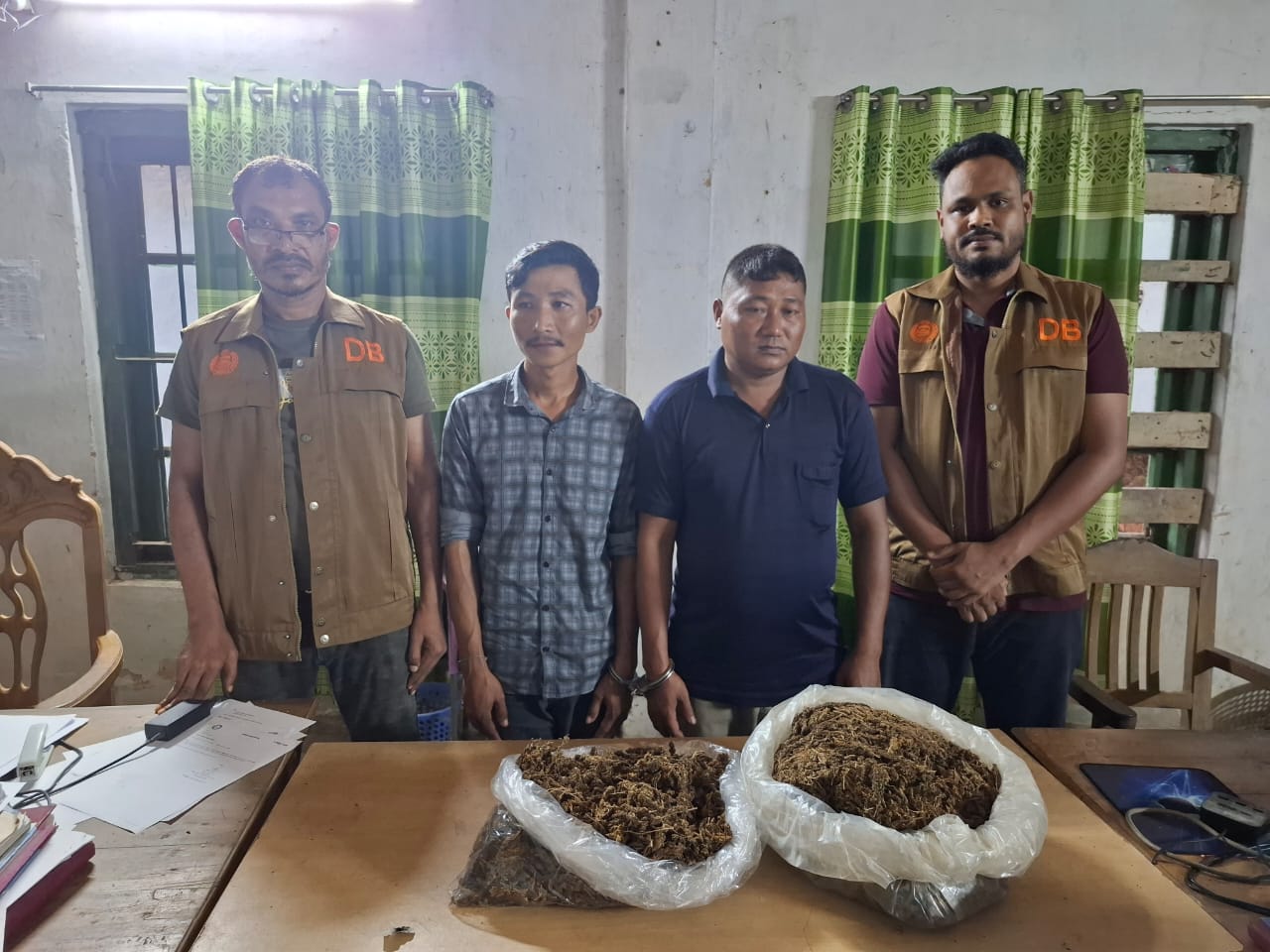 রাঙ্গামাটিতে গাঁজাসহ দুই উপজাতিকে আটক করেছে ডিবি পুলিশ